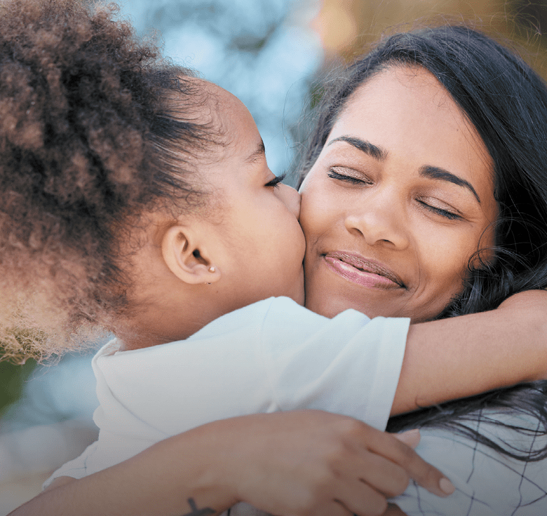 mulher feliz abra a uma crian a