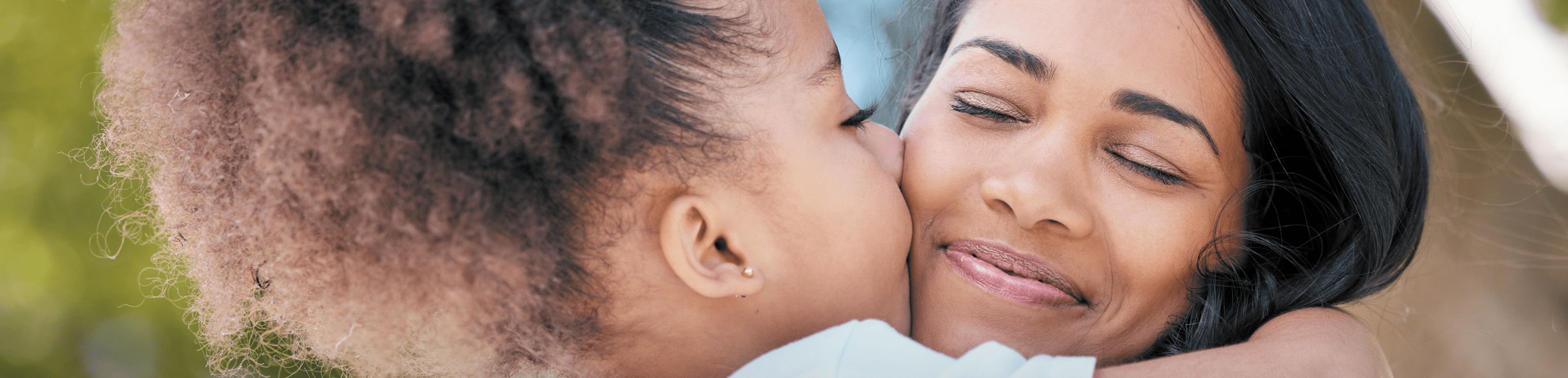 mulher feliz abra a uma crian a